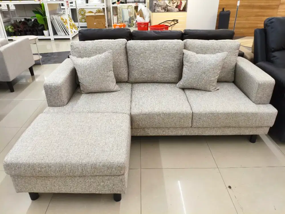 Selma Glivel Sofa 3 Seater + Ottoman – Nyaman Luas, Santai Maksimal!