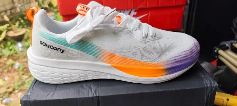 NEW SAUCONY Size 43 - Grade B