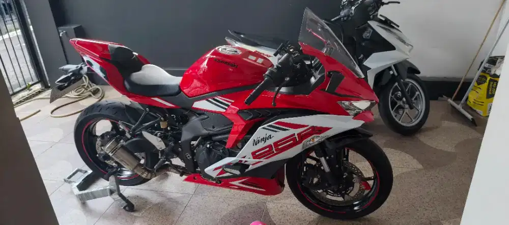 Jual Kawasaki Zx25r warna merah putih