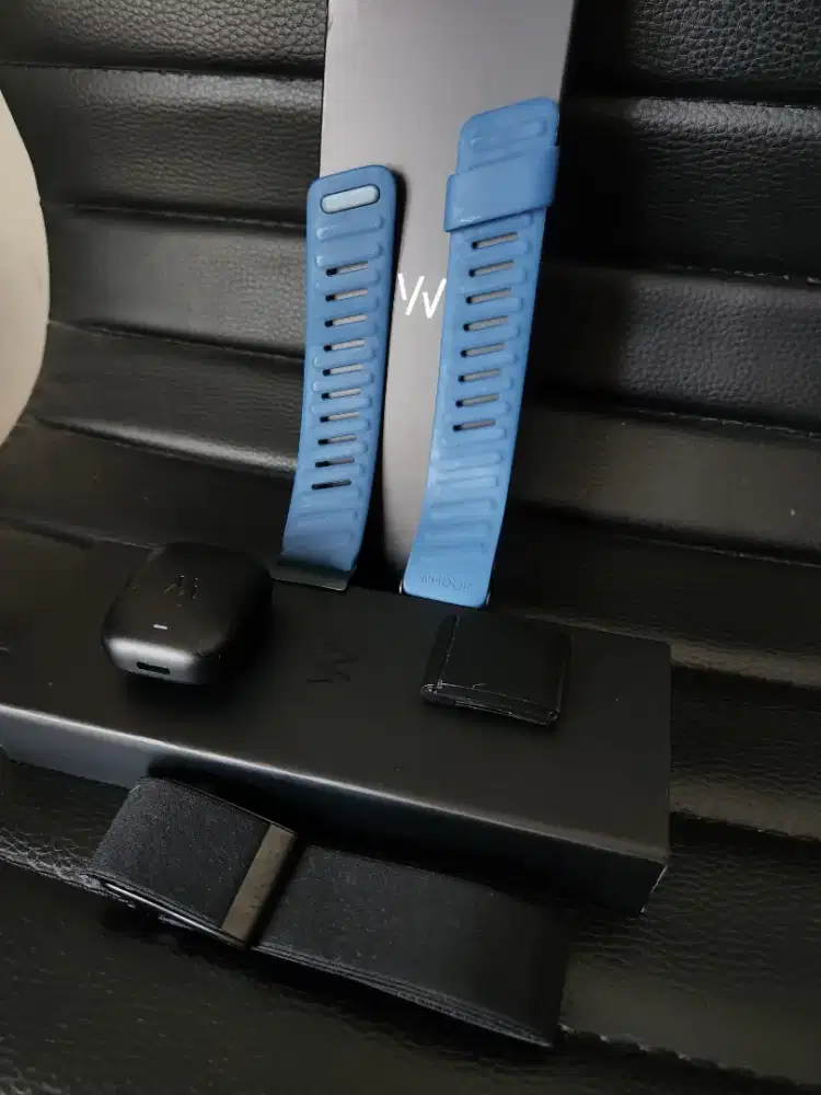 WHOOP 4.0 Tracker kesehatan Professional fullset used Proloved