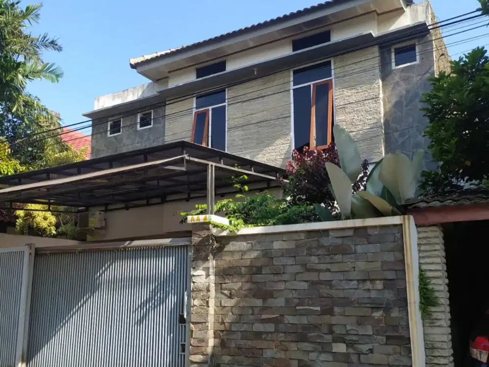 Rumah 2,5 Lantai Modern LB 200m² – 4KT, 5KM, Semi Furnished, Siap Huni