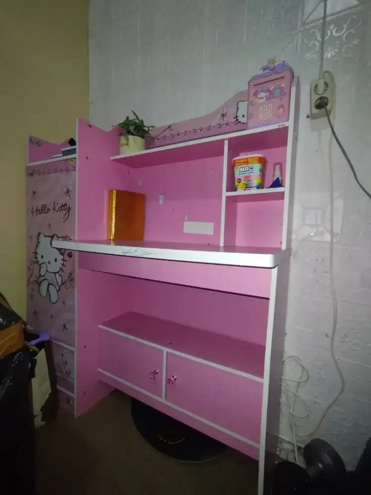 Lemari  belajar anak warna pink.muatan buku lumayan bnyak