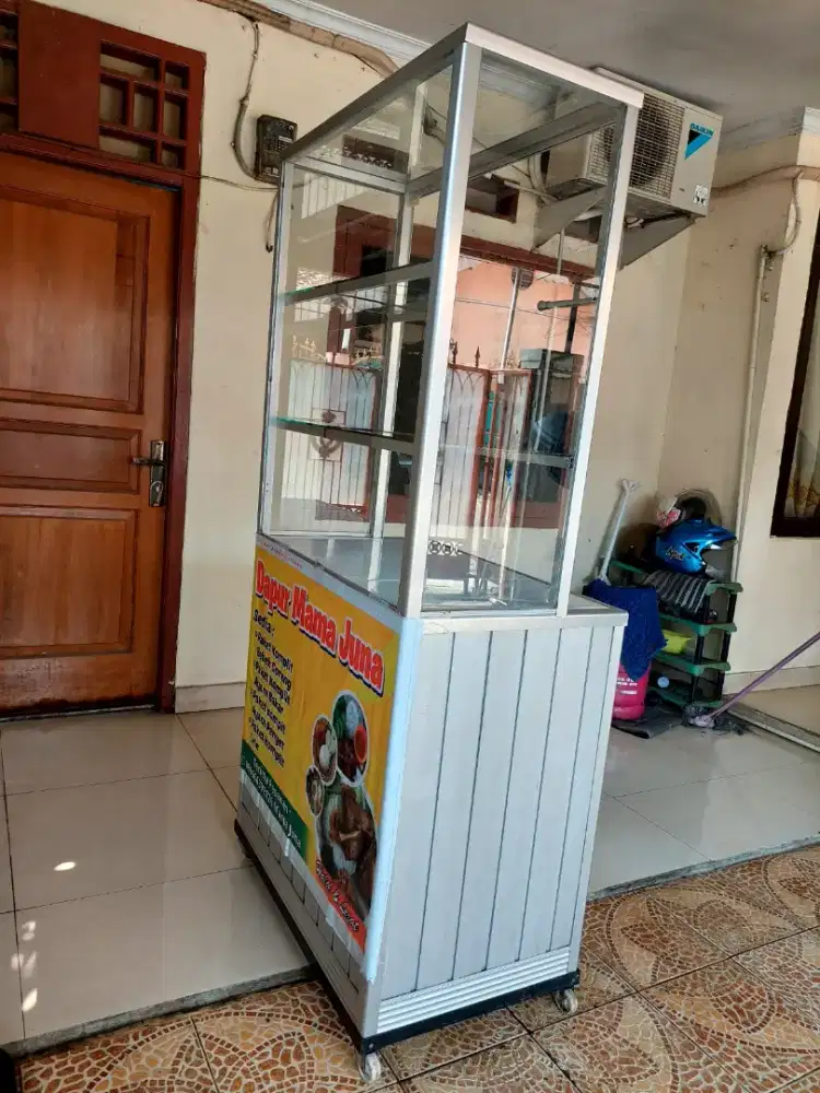Etalase baru 2 bulan pakai