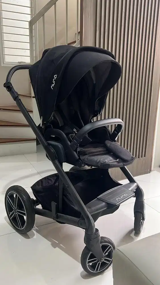 Nuna Mixx Caviar All Black