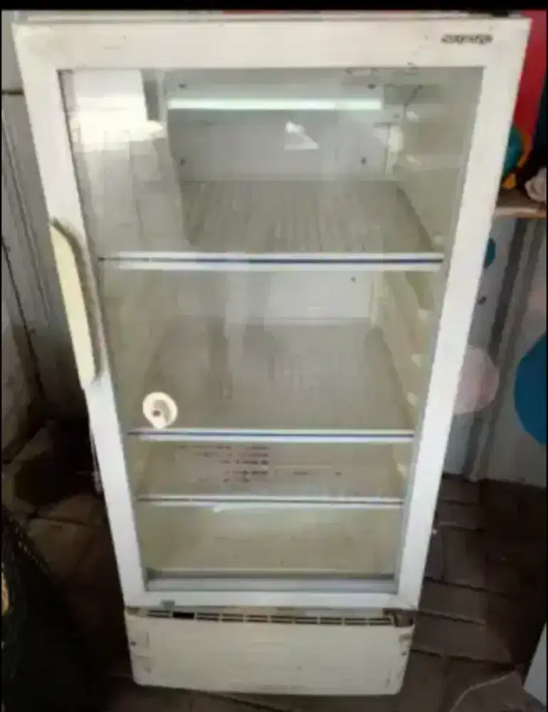 Showcase sharp 4 rak