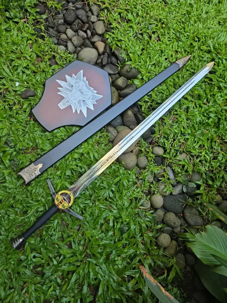 Sword Of Geralt With Renfri's Brooch

THE witcher movie serial replika