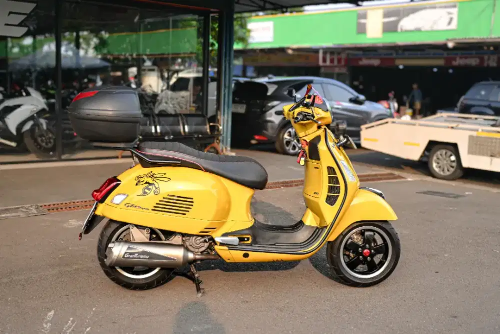 VESPA GTS  300  ABS 2019 KUNING  BARANG SIMPANAN
