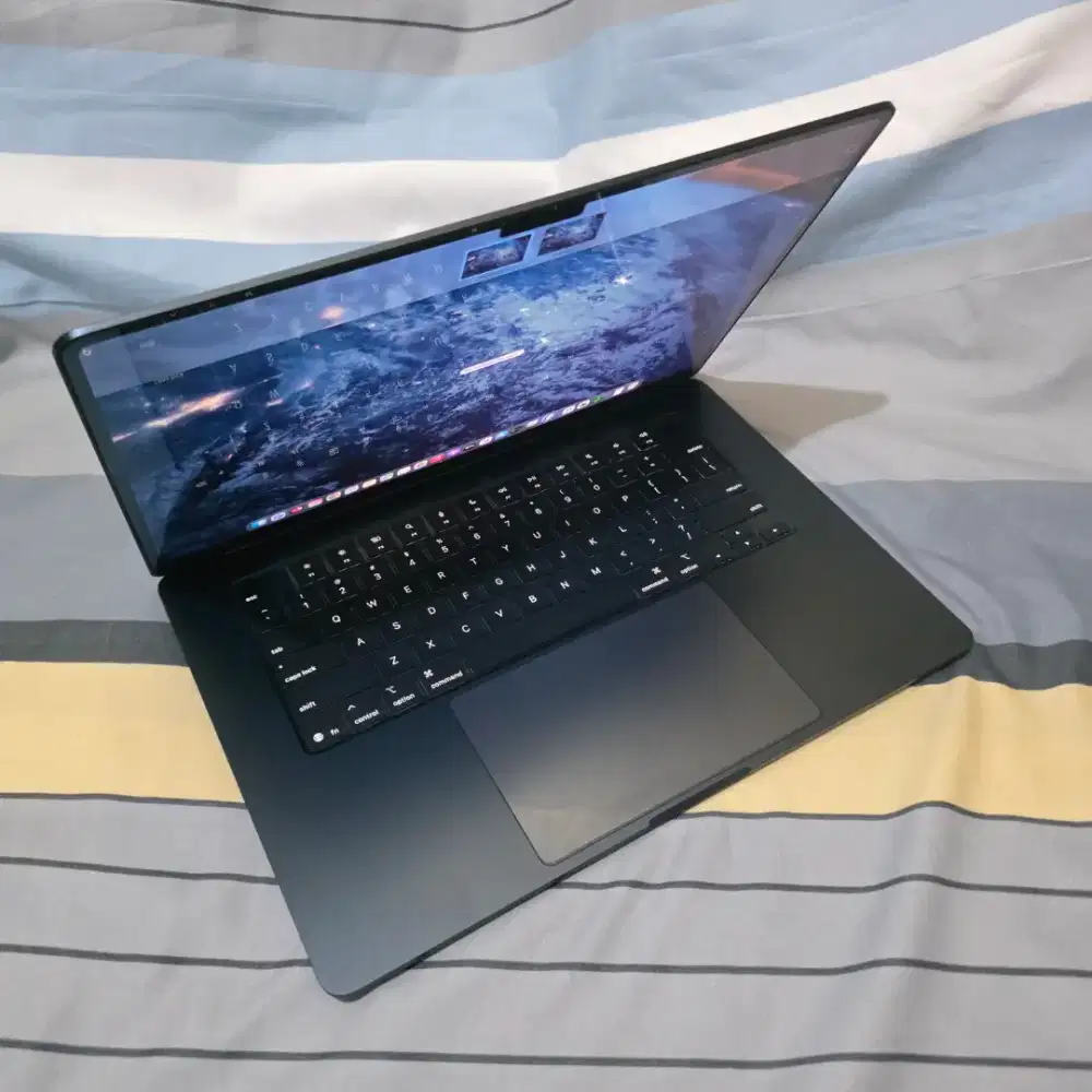 Apple MacBook Air 15 in M4 16/512 Midnight iBox Lengkap