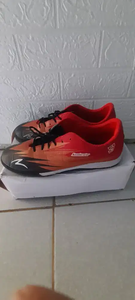 Sepatu futsal sudah full sol keliling