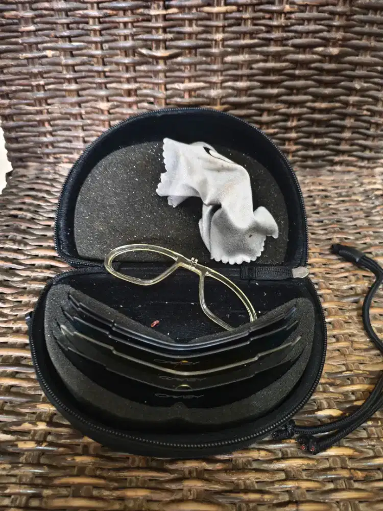 Kaca mata Oakley beserta pouch