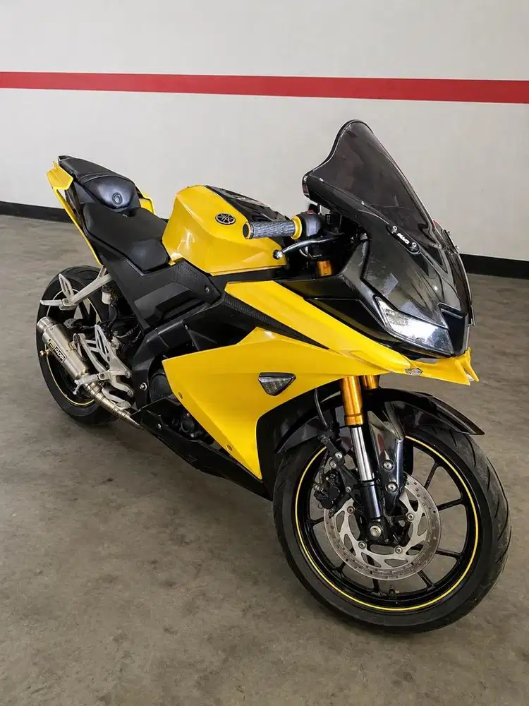 r15 v3 tahun 2018 kuning