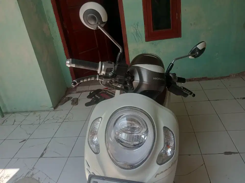 Scoopy frestigo putih 2023