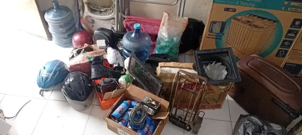 Di jual barang bekas masih bsa dan ad juga yg rusak