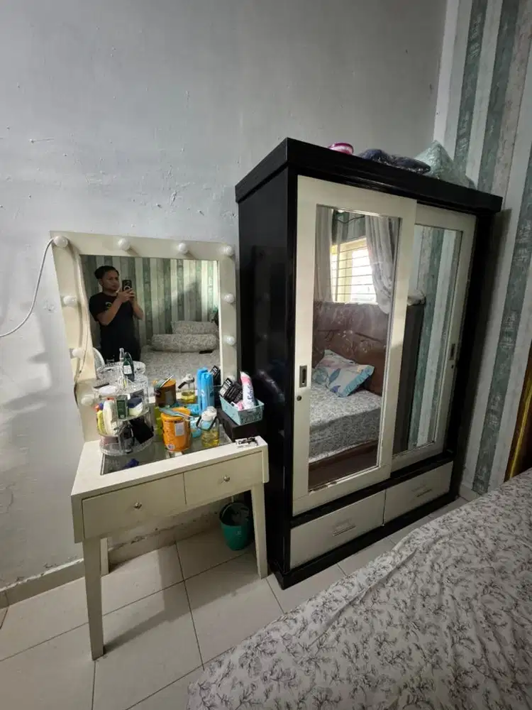 LEMARI SLIDING DAN MEJA RIAS LAMPU