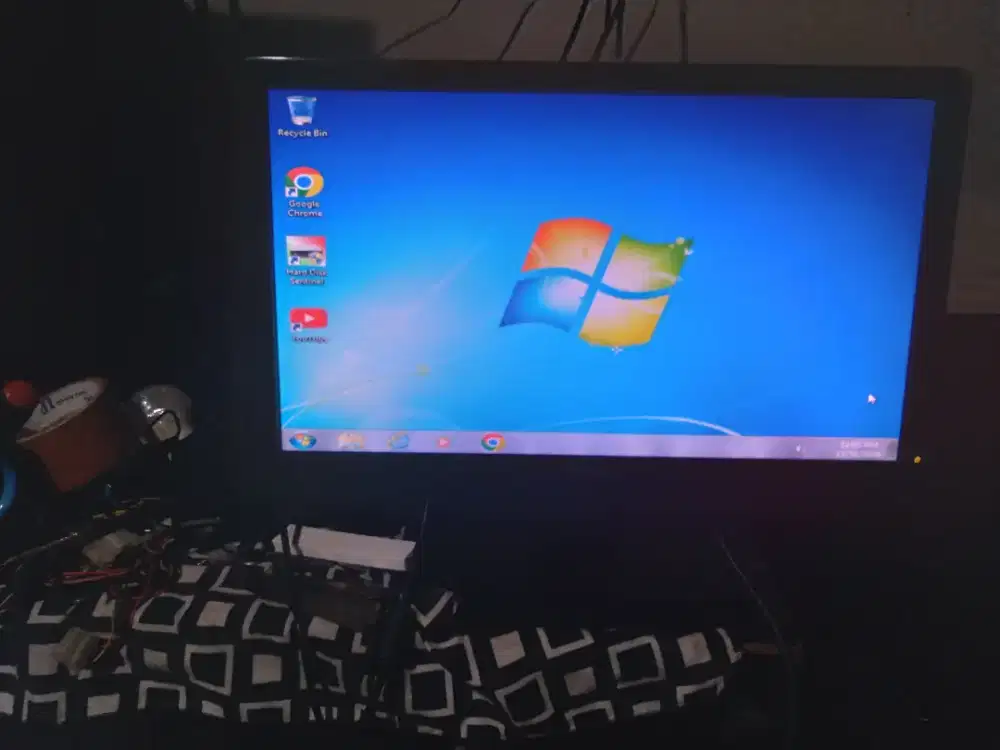 2 unit monitor LED 19inch merk Dell kondisi OK