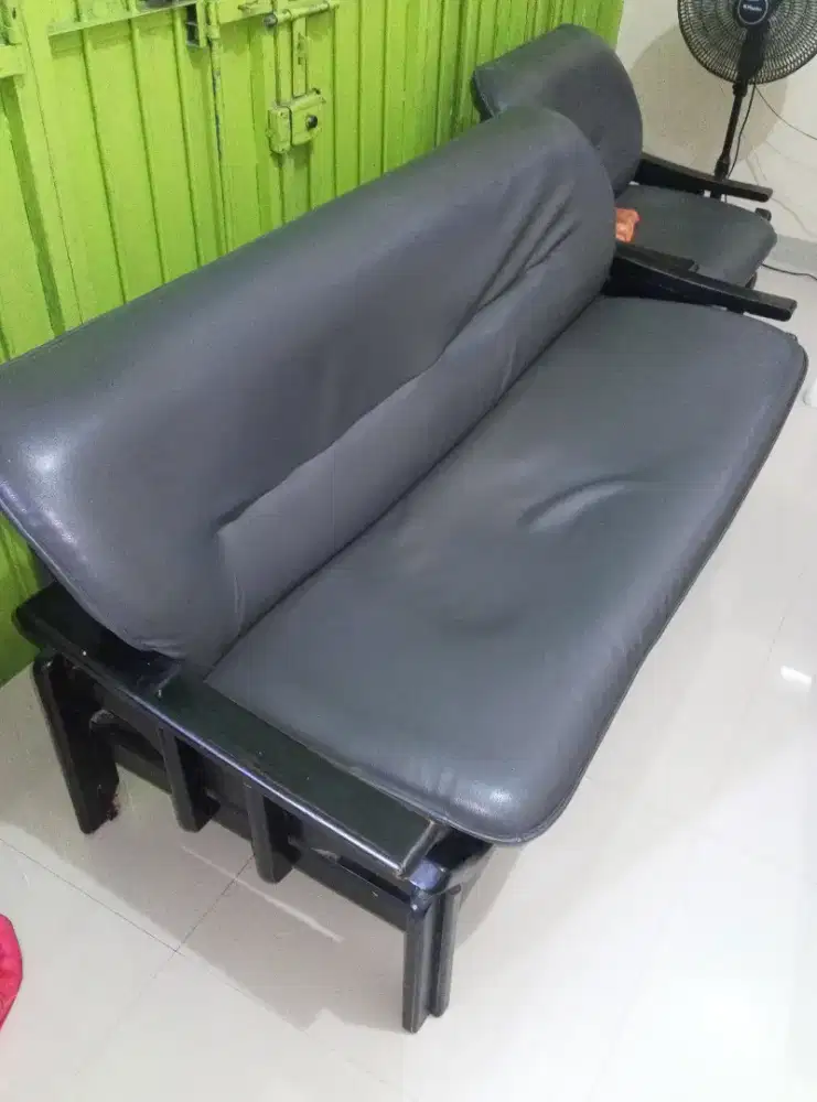 Sofa  panjang warna abu abu