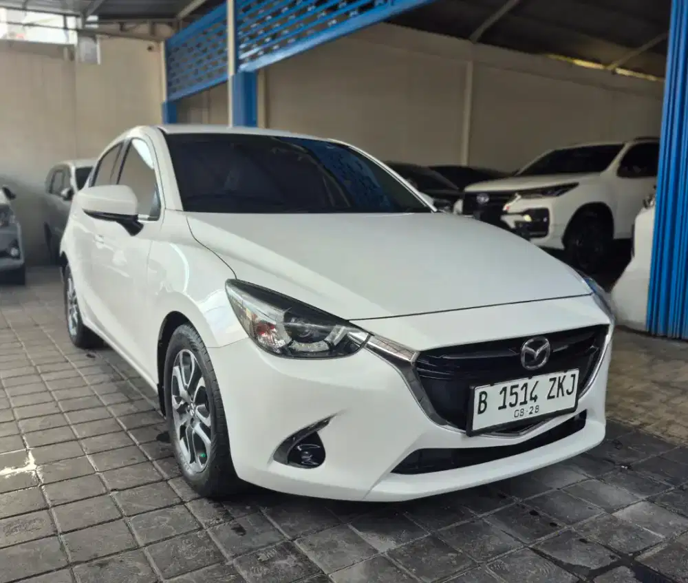 Mazda 2 putih 2017
