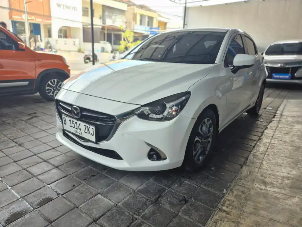 Mazda 2 putih 2017