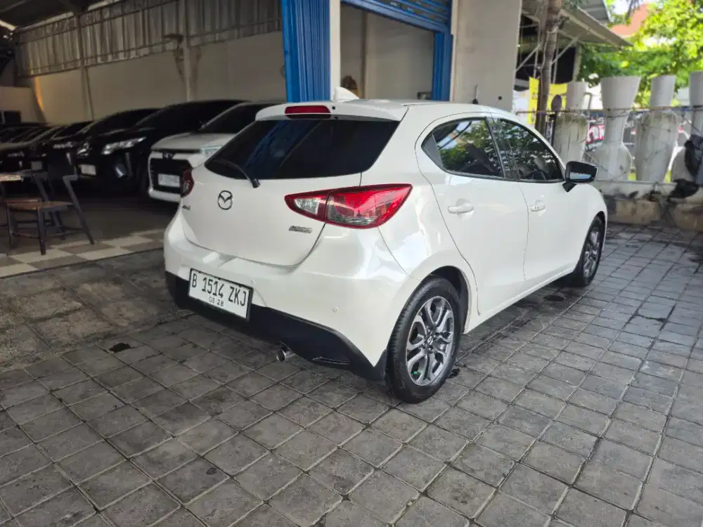 Mazda 2 putih 2017