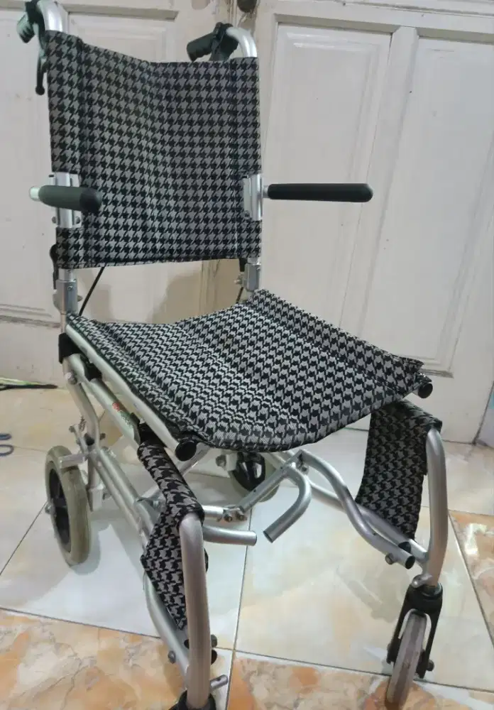 kursi roda  lipat berbahan aluminium (ringan & portable)