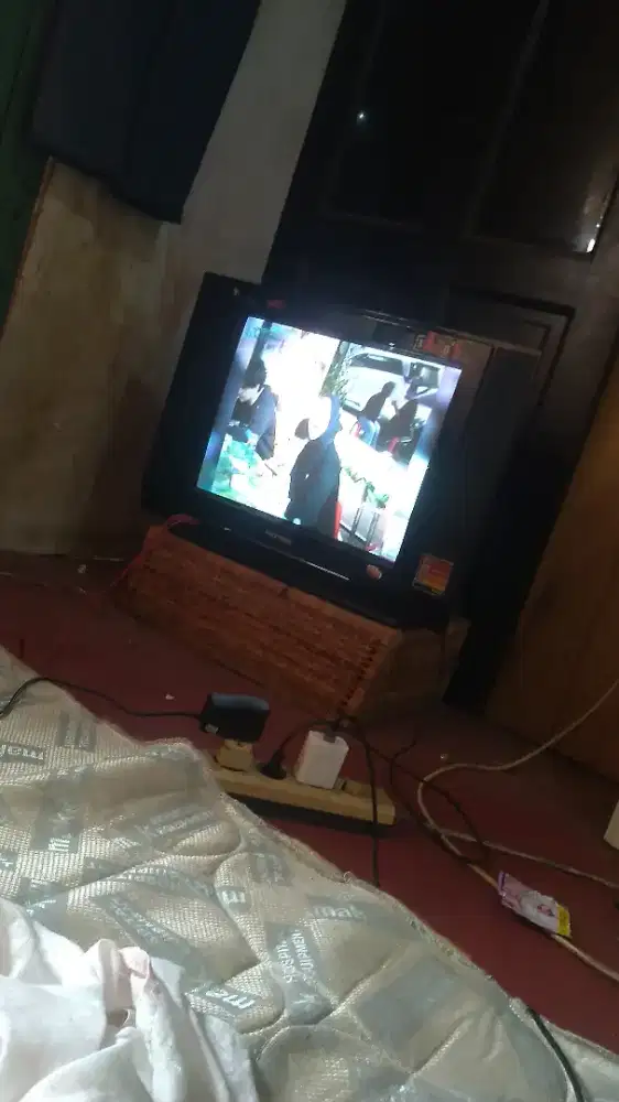 Di jual TV TABUNG 21 Inchi MERK Polytron dan Set tob Box nya