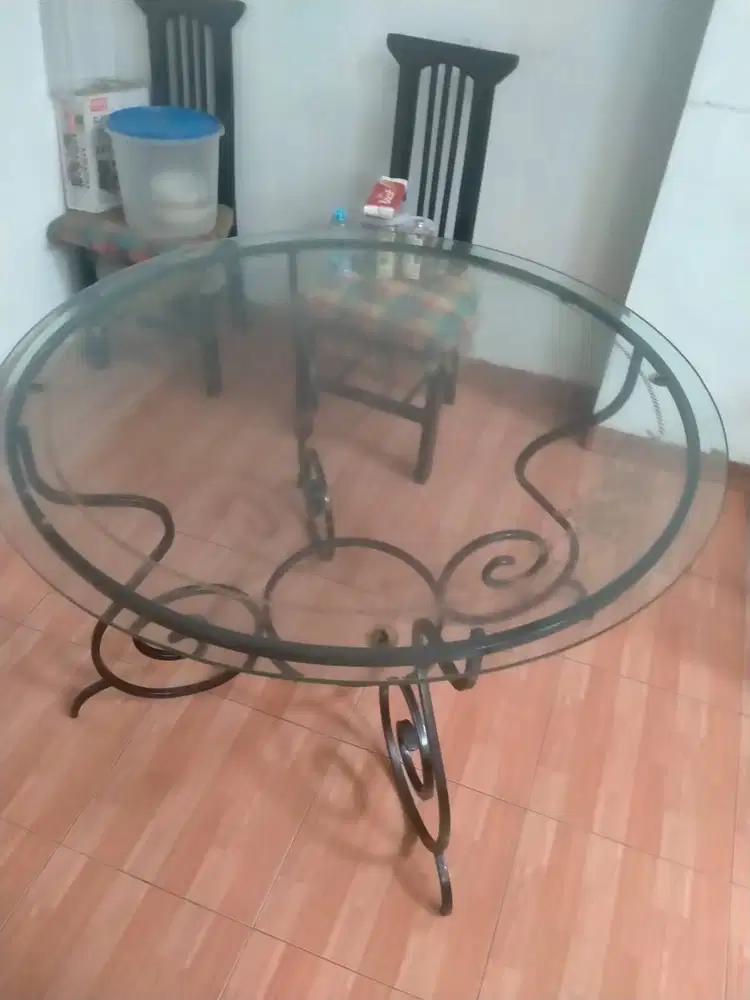 meja makan dan kursi