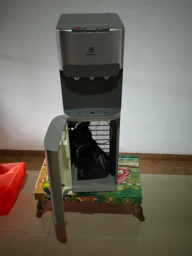 Dispenser electrolux seperti baru