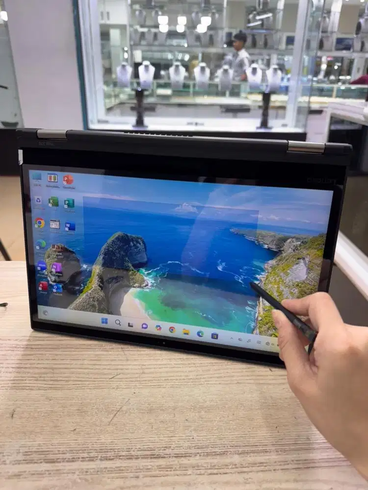 LENOVO YOGA 370 TOUCHSCREEN CORE I5 GEN7 RAM 8GB SD 128GB