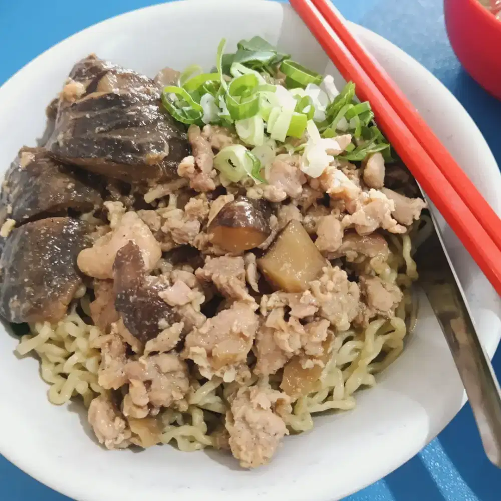 Pembantu Rumah Makan di Bakmie Ayam / Waiters/Pelayan