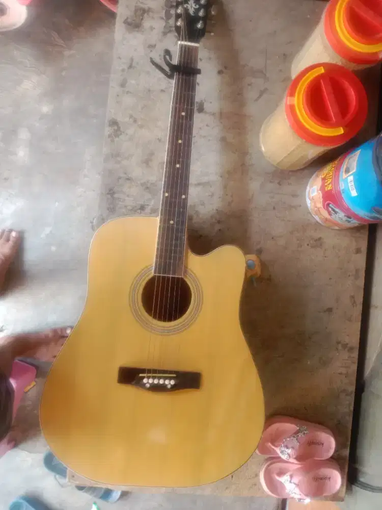 Gitar akustik yamaha