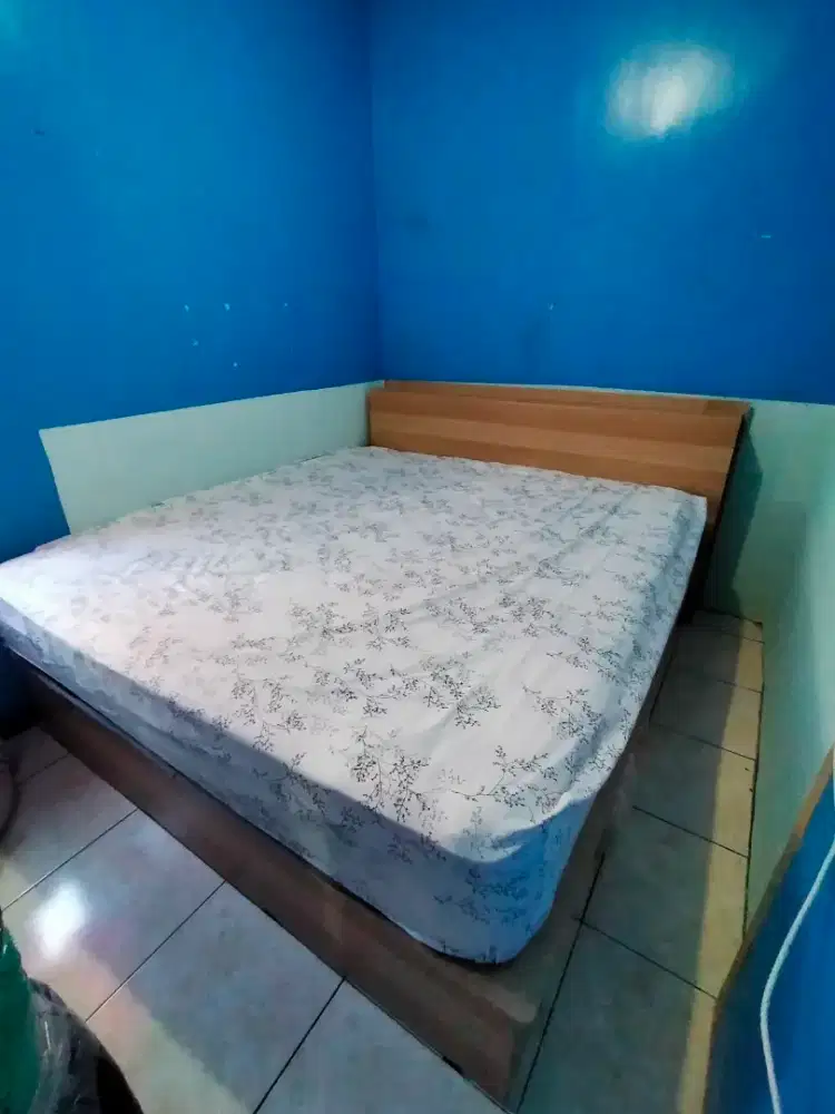 Dijual Kasur In The Box 180x200 + Ranjang | Kondisi Bagus