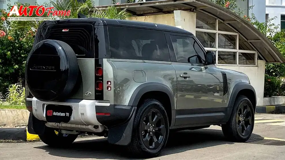 Land Rover Defender 90 P300 SE 2.0L NIK 2021