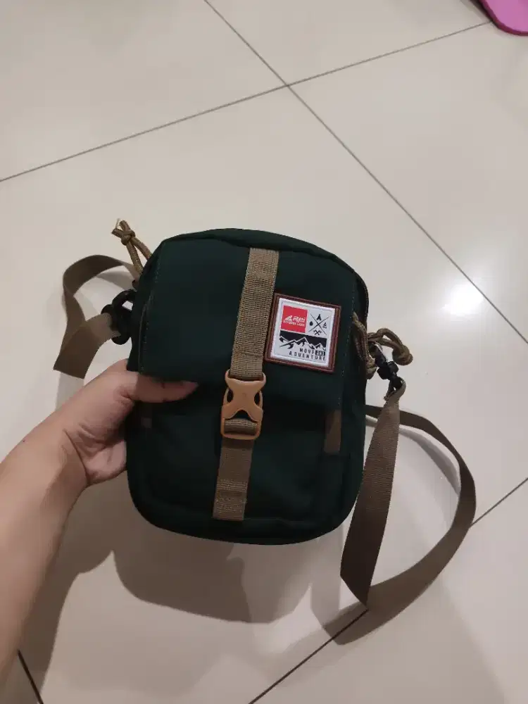Tas slempang merk Arei serbaguna