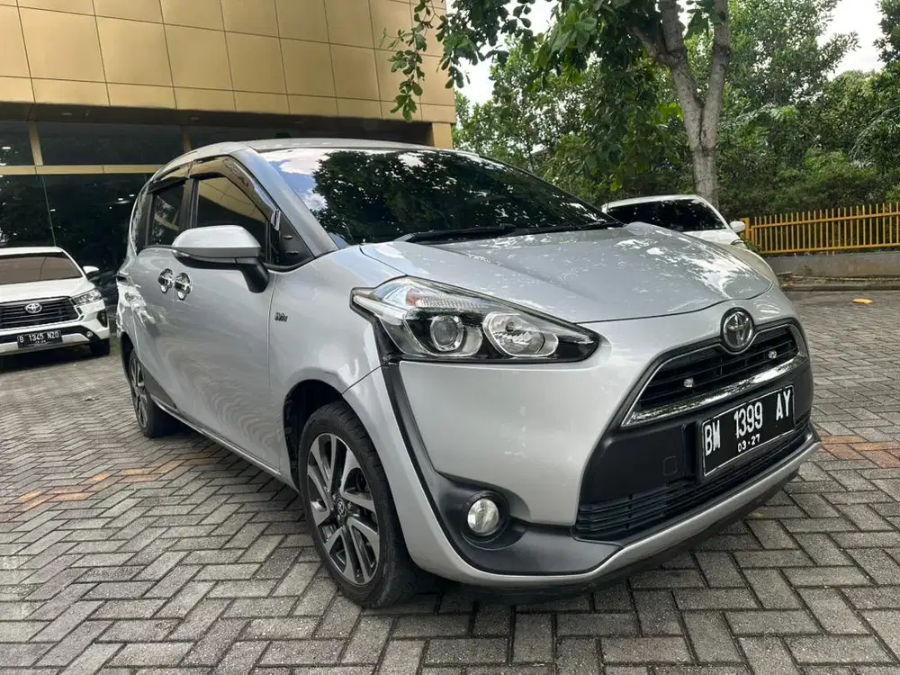 Toyota Sienta V 1.5 AT 2016 KM low