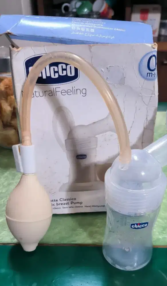 Pompa asi merk chicco + 4 botol asi