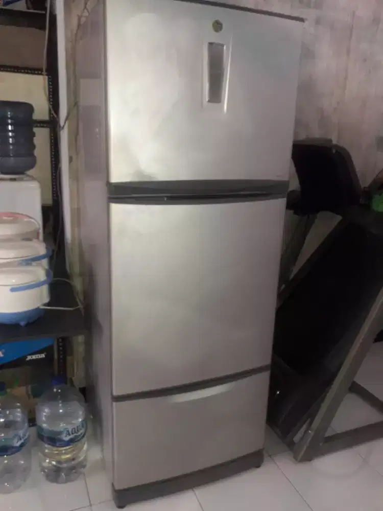 Kulkas 3 pintu Toshiba Plasma.