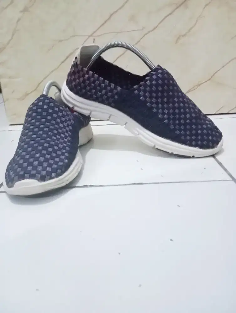 Sepatu slip on pria