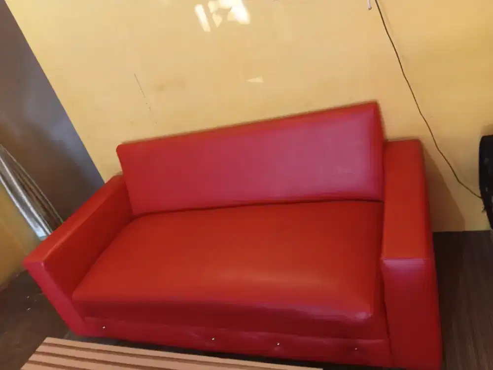 SOFA MERAH EMPUK