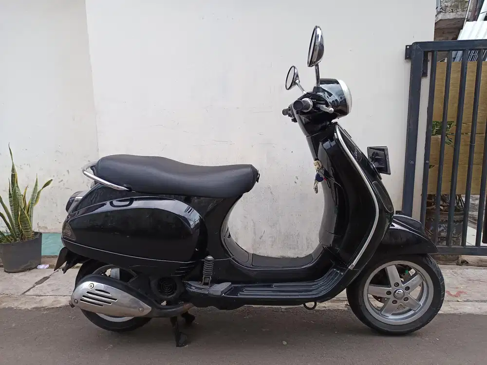 Piaggio vespa lx125 2011 lengkap bagus