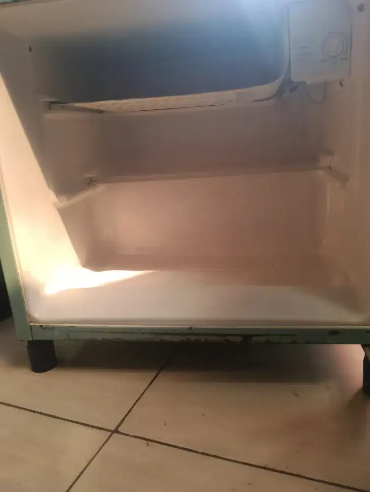 Jual santai, kulkas TOSHIBA kecil