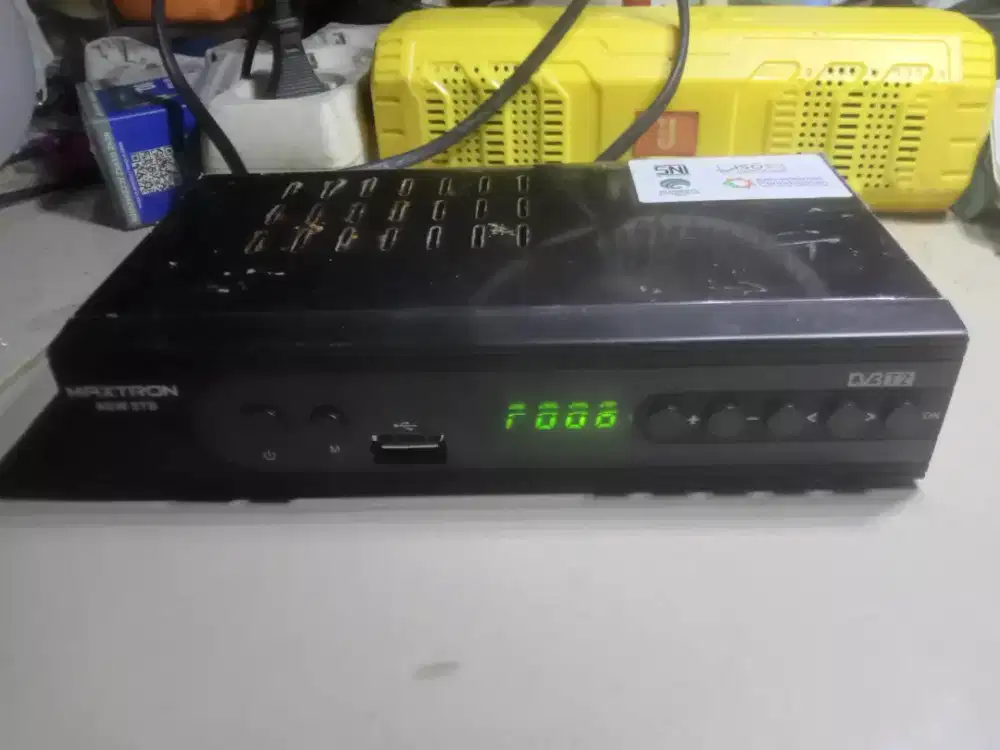 Penangkap siaran TV jadul STB Maxtron normal.