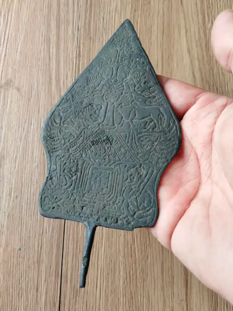 Gunungan antik hitam