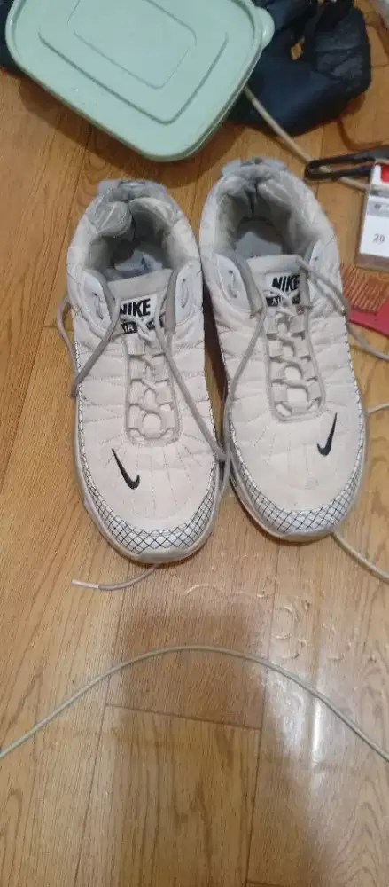 sepatu air nike air max 720 +helm NHK