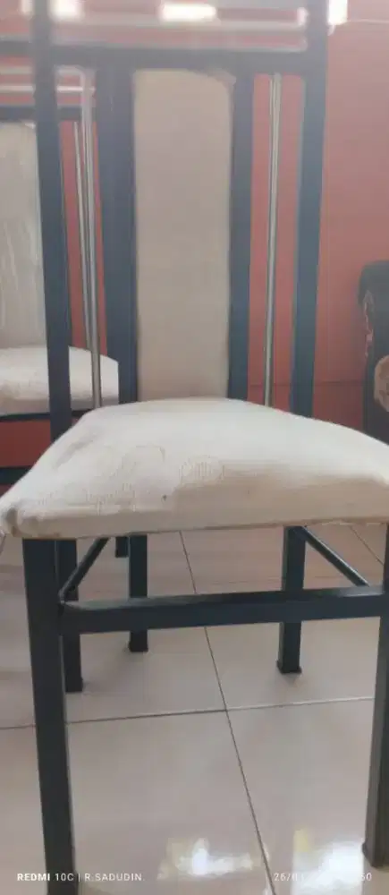 kursi makan berbahan besi