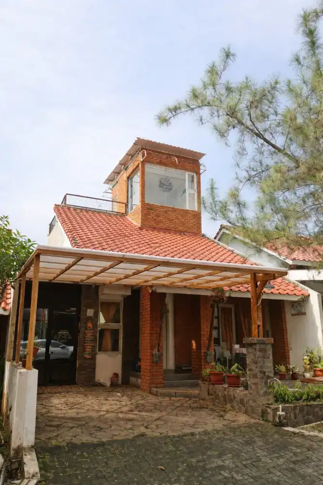 Best Deal! Rumah 2 Lantai + Rooftop di Area Strategis