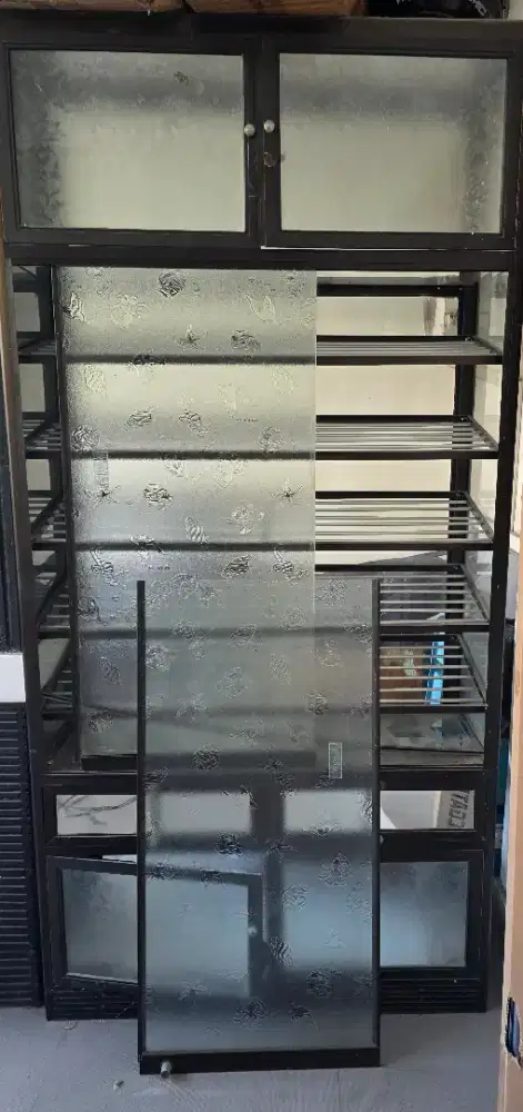 Jual lemari alumunium kaca untuk sepatu bekas
