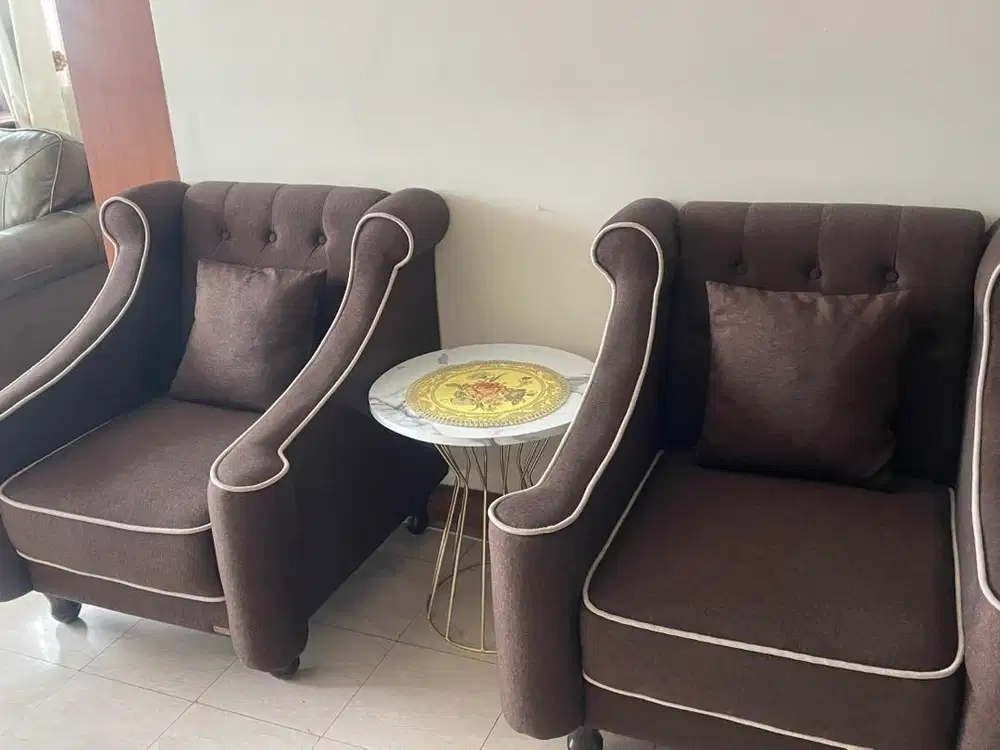 Sepasang Kursi Wingback Klasik Mewah - Kondisi Mulus & Sangat Nyaman