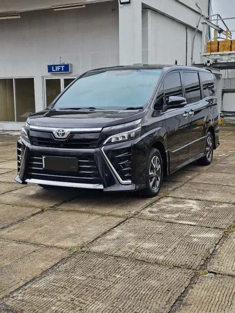 Voxy 2019 Hitam