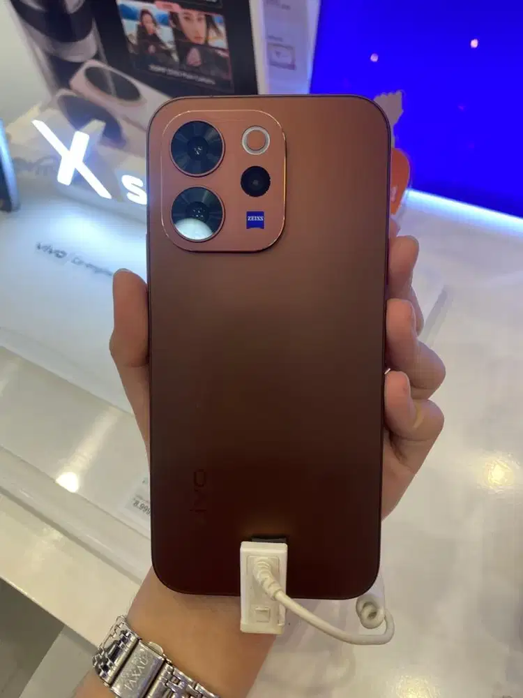 (2604) Vivo V70