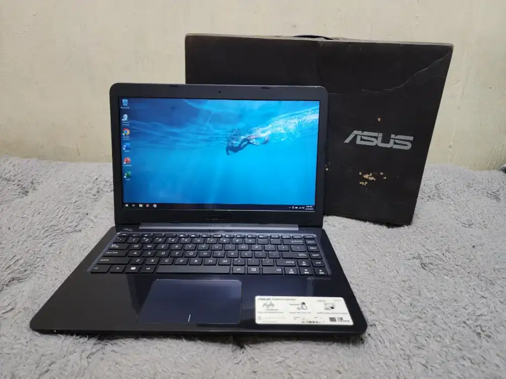 Laptop Asus E402Y Fullset SSD Mulus